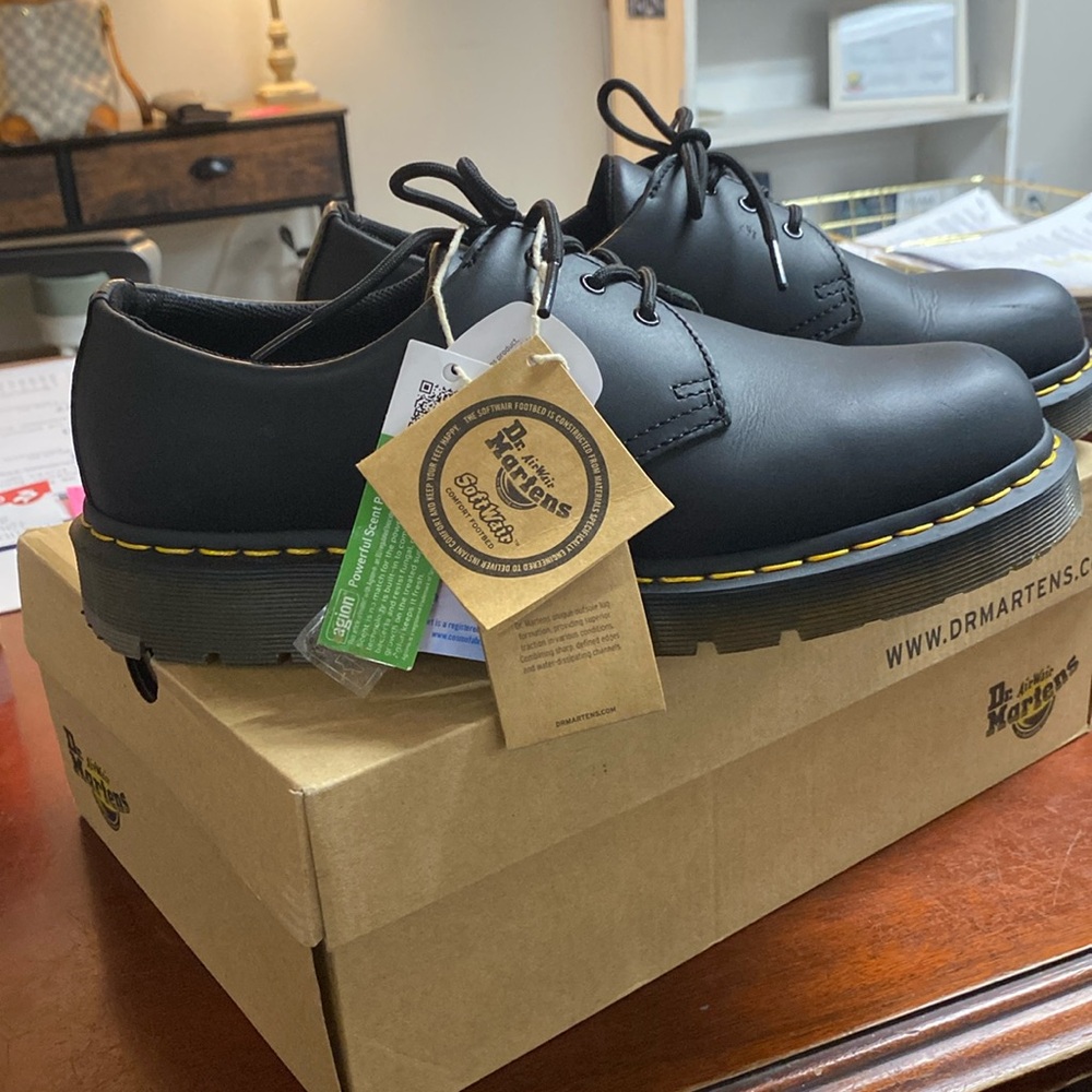 Dr. Martens Slip Resistant Lace Up “Soft Wair” Shoe
Men’s Size 10